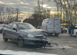 В Ростове водитель иномарки спровоцировал ДТП и покинул место аварии