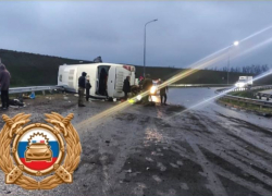 Под Ростовом опрокинулся автобус с пассажирами 