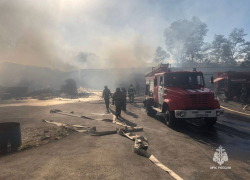 Пожарные более часа тушили вагончик-бытовку рабочих на Суворовском в Ростове