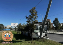 В Ростове автобус №67 врезался в опору ЛЭП на Еременко - водитель предварительно потерял сознание