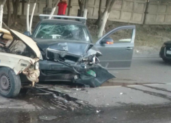 В Ростове в лобовом столкновении автомобилей пострадали три человека