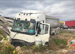 Водитель тягача врезался в здание и погиб на месте в Ростовской области 
