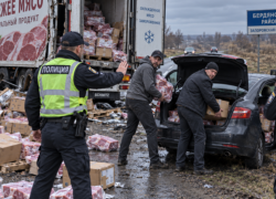Двое дончан-мародеров попались полиции Запорожья, когда пытались стащить мясо из попавшей в ДТП фуры