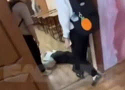 СК возбудили уголовку из-за школьника, отправившего девочку в нокаут  