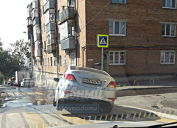 Серебристая легковушка внепланово "занырнула" в оставленную ремонтниками дыру на проезжей части