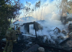 В Таганроге спасатели тушат большой пожар с повышенным рангом опасности