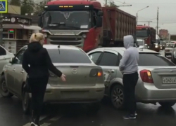 ДТП между таксистом и автоледи вывело из себя спешащих автомобилистов в Ростове
