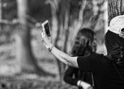 Юная ростовчанка получила разряд током, пытаясь сделать селфи на крыше поезда