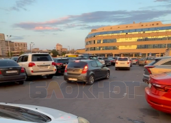 У ЖД-вокзала в Ростове берут по 200 рублей за парковку, где нет мест