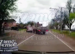 Байкер с пассажиркой на скорости влетели в манипулятор под Ростовом