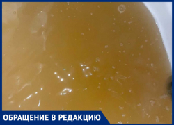 «Мы уже две недели так живем»: ростовчане пожаловались на воду с ржавчиной