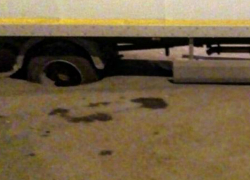 Хищный асфальт жадно заглотил колесо грузовика и взял его в плен в Ростове