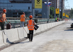 На «пробочном» мосту на Стачки в Ростове десятки рабочих поменяли бетонное основание