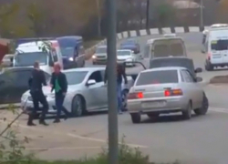 Беспощадную драку двух «горячих» автомобилистов прямо на проезжей части засняли ростовчане