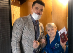 В разгар пандемии ростовские депутаты ходят в гости к ветеранам и детсадовцам