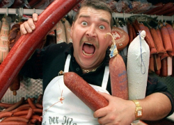 Вкусной колбасы и денег потребовал в Ростовской области буйный оголодавший мужчина в магазине 
