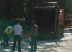 Перебегавшая дорогу женщина погибла под колесами мусоровоза под Ростовом