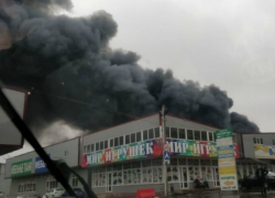 МЧС и следователи начали проверку по факту пожара на ростовском рынке