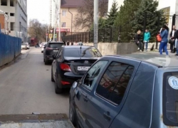 Большой кусок железа рухнул в Ростове-на-Дону со стройки на дорогу и покалечил иномарку 