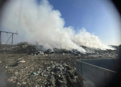 В Зернограде горят отходы на мусорном полигоне