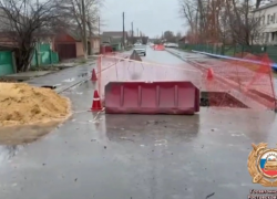 Трёхлетний ребёнок пострадал после падения мотоцикла в ремонтную яму на трассе в Ростовской области