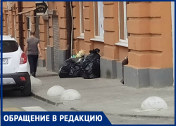 «Урну убрали, но проблему это не решит»: ростовчанка возмущена мусором в Соборном переулке