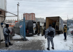 Предприниматели вывозят товар с закрытых рынков на Темернике в Ростове 