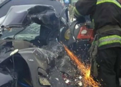Жуткое ДТП с вырезанием из покореженных автомобилей пассажиров в Ростовской области попало на видео