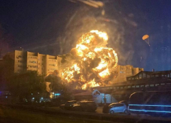 Военный самолет Су-34 рухнул на жилой дом в Ейске