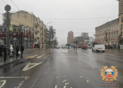 На Ворошиловском в Ростове грузовик сбил 17-летнюю девушку