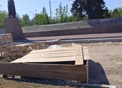 «Просто позор»: Мемориал Воинской славы в Морозовске не отреставрировали ко Дню Победы