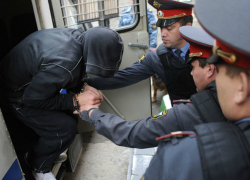 Пользоваться оружием и боеприпасами давал "оборотень в погонах" своему знакомому
