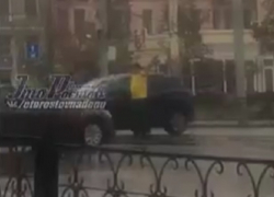 Смелый фанат ФК "Ростов" восхитил автомобилистов в центре города и попал на видео