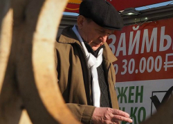 Чаще занимать деньги «до зарплаты» и меньше покупать стали жители Ростовской области
