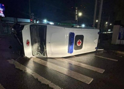 В Ростове машина скорой помощи с беременной внутри перевернулась после ДТП
