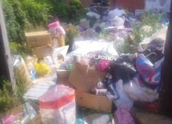 «Абсолютно адекватна»: в Ростове соседка-барахольщица завалила весь двор мусором