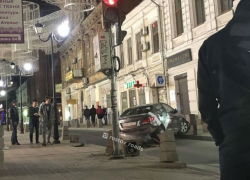 В центре Ростова нетрезвый водитель разбил арендованный автомобиль и сбежал с места ДТП 
