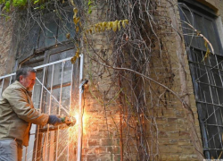 В Ростове активисты закрыли разбитое окно в доме Красса, чтобы остановить вандалов