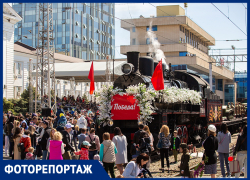 В Ростове торжественно встретили ретро-поезд «Победа»