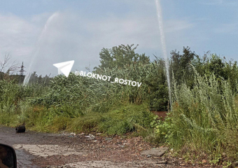 Местной достопримечательностью жители Шахт назвали двойной фонтан из пробитой трубы