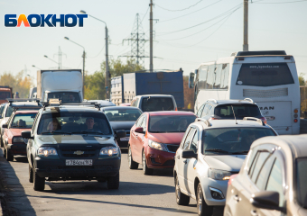 На выезде из Батайска образуются огромные пробки из-за фантомного ремонта 