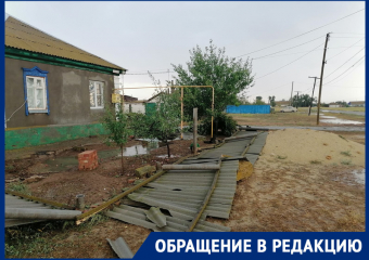 Ураган вырвал деревья с корнем и повалил заборы в Ростовской области