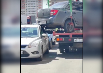 В Ростове эвакуатор повредил две припаркованные машины