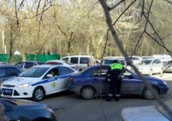Задом "поцеловал" машину ГАИ сбежавший с парковки седан в Ростове