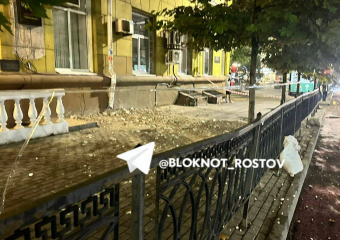 В центре Ростова обрушился старинный фасад на Ворошиловском