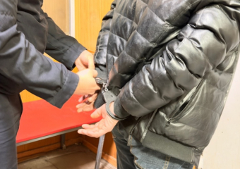 Грабитель проник в квартиру, избил женщину и похитил больше полумиллиона рублей в Ростове