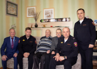 В Ростове транспортные полицейские поздравили ветерана Советско-Японской войны с 102-летием