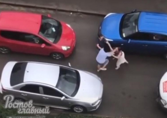 Две ростовчанки подрались после того как не смогли уступить друг другу дорогу