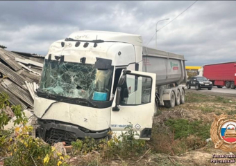 Водитель тягача врезался в здание и погиб на месте в Ростовской области 