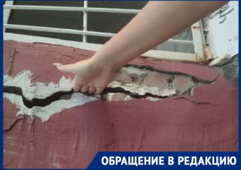 «Страшно и опасно»: жители аварийного дома на Казахской требуют внимания властей